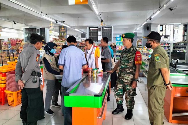 Babinsa Koramil 01/Banjarnegara Polsek Banjarnegara Dengan Petugas Puskesmas  Laksanakan Operasi Pasar 