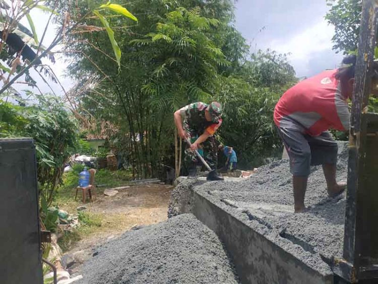 Babinsa Bantu Kerja Bakti Pembangunan Talud