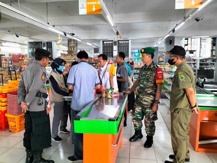 Babinsa Koramil 01/Banjarnegara Polsek Banjarnegara Dengan Petugas Puskesmas  Laksanakan Operasi Pasar 