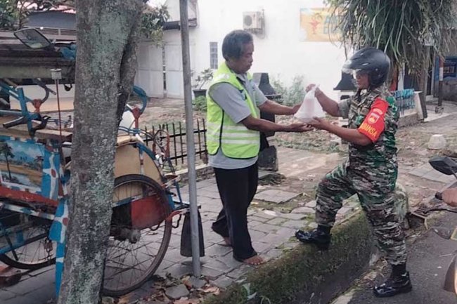 Mencari Pahala Dibulan Suci Ramadhan, Dengan Berbagi Takjil Koramil 01 Banjarnegara