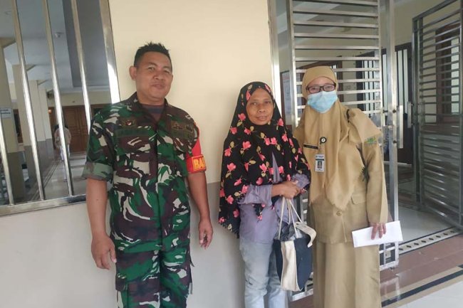 Babinsa Bantu Pemulangan ODGJ Bersama Pemerintah Kelurahan