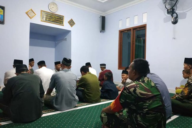 Babinsa Sholat Tarawih Bersama Warga