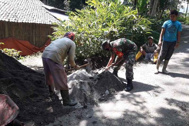 Babinsa Sokayasa Kerja Bakti Membuat Pondasi Pangkal Jembatan Penghubung Antar Dukuh