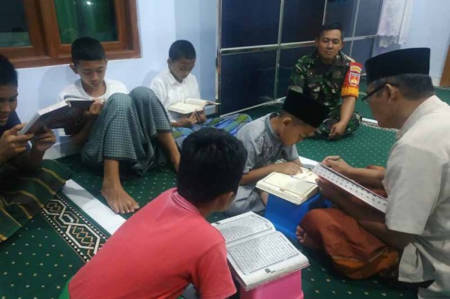 Babinsa Sholat Tarawih Dan Dampingi Tadarus Anak-anak Serta Jamaah