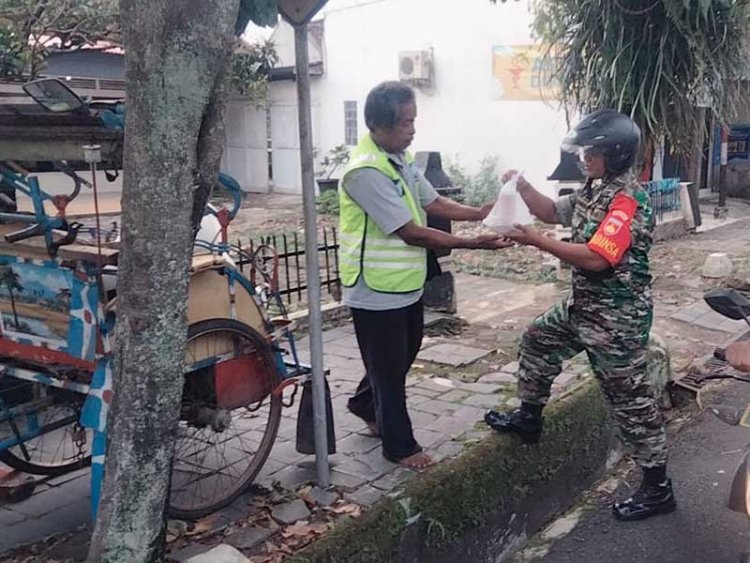 Mencari Pahala Dibulan Suci Ramadhan, Dengan Berbagi Takjil Koramil 01 Banjarnegara