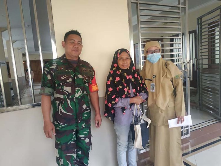 Babinsa Bantu Pemulangan ODGJ Bersama Pemerintah Kelurahan