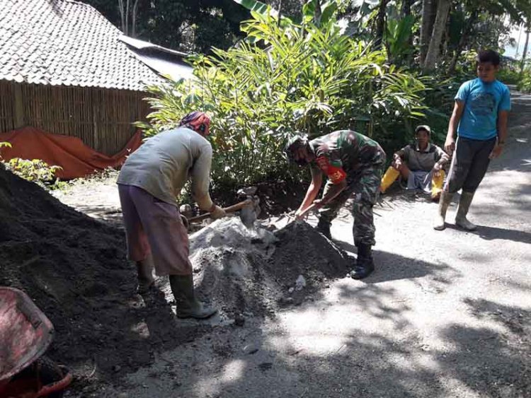 Babinsa Sokayasa Kerja Bakti Membuat Pondasi Pangkal Jembatan Penghubung Antar Dukuh