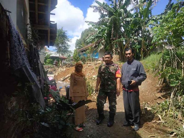 Babinsa Dampingi Staf Kelurahan Dan Baznas Survey Lokasi Rumah Warga Yang Akan Mendapat Bantuan