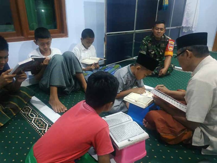Babinsa Sholat Tarawih Dan Dampingi Tadarus Anak-anak Serta Jamaah