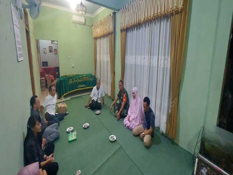 Babinsa Dan Inspektorat Banjarnegara Takziah Meninggalnya Orang Tua Lurah Sokanandi