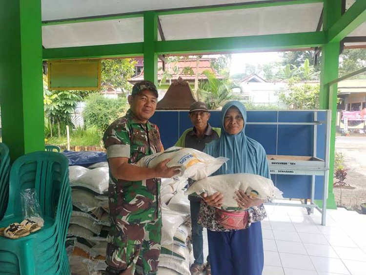 Babinsa Koramil 01 Banjarnegara Serentak Pendampingan Penyaluran Bantuan Pangan