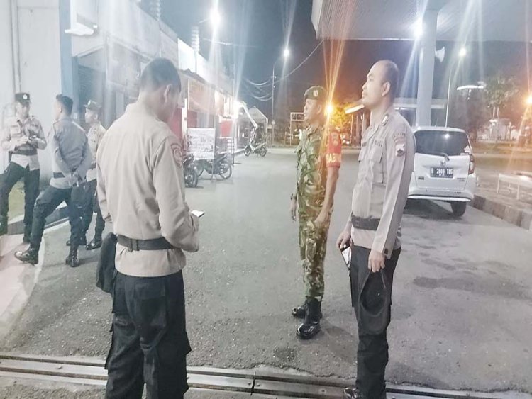 Dua Anggota Koramil 01 Banjarnegara Pantau Arus Mudik Lebaran