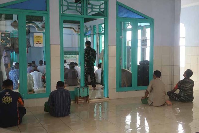 Babinsa Koramil 01 Banjarnegara Sholat Jum'at di Masjid Wilayah Binaan