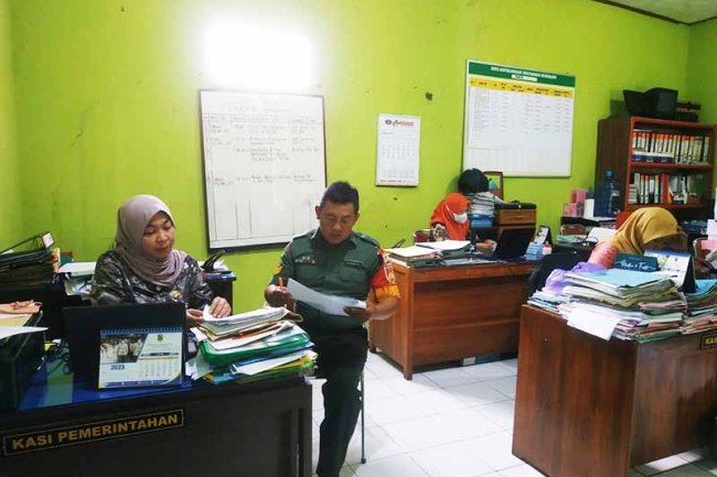 Babinsa Laksanakan Pembaharuan Data Teritorial Sinegi Dengan Staf Kelurahan