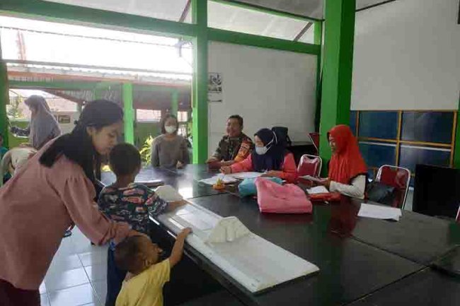 Peduli Kesehatan Babinsa Dan Petugas Kesehatan Aktif Laksanakan Pos Yandu