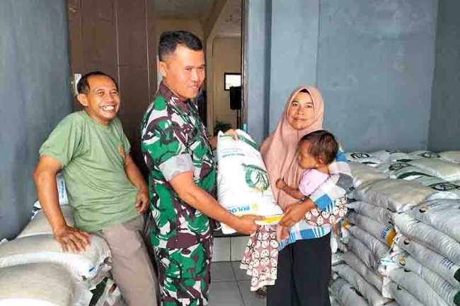 Babinsa Melaksanakan Pendampingan Penyaluran Bantuan Beras Untuk Masyarakat