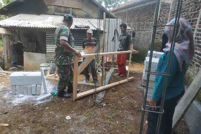 Babinsa Bantu Kerja Bakti Bedah Rumah Warganya