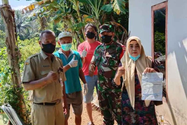Babinsa Bersama Warga Bersihkan Rumah Kumuh Milik Warga