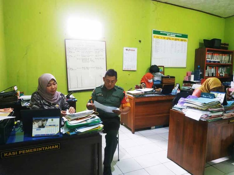 Babinsa Laksanakan Pembaharuan Data Teritorial Sinegi Dengan Staf Kelurahan