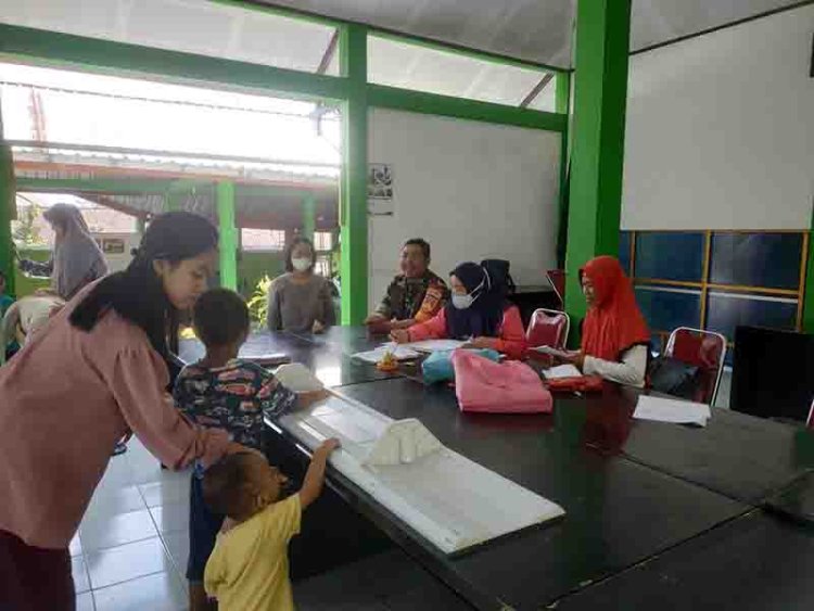 Peduli Kesehatan Babinsa Dan Petugas Kesehatan Aktif Laksanakan Pos Yandu