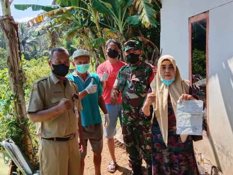 Babinsa Bersama Warga Bersihkan Rumah Kumuh Milik Warga