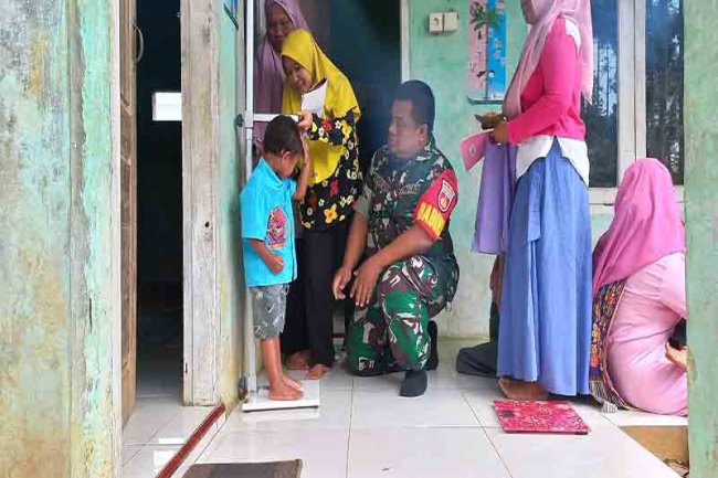 Babinsa Dampingi Kegiatan Pos Yandu Balita dan Lansia Di Desa Binaan
