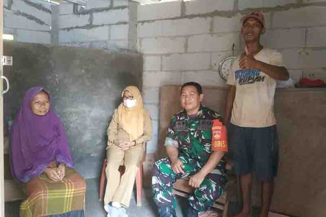 Babinsa Bersama Lurah Patroli Wilayah Dan Tinjau Hasil Pembangunan RLH