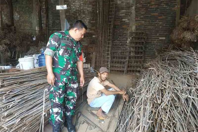 Komsos Babinsa Dengan Warga Pengusaha Jual Beli Barang Bekas