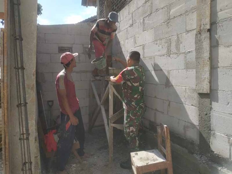 Babinsa Bantu Kerja Bakti Bangun Rumah Warganya Bantuan dari Baznas