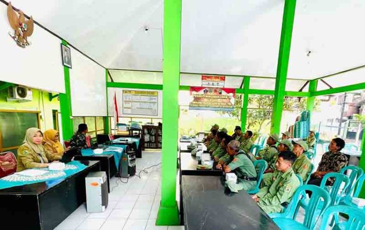 Lurah dan Babinsa Dampingi Satlinmas Laksanakan Zoom Meeting Dari Satpol PP Provinsi
