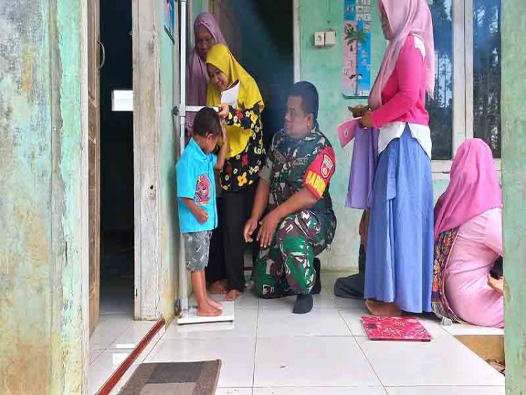 Babinsa Dampingi Kegiatan Pos Yandu Balita dan Lansia Di Desa Binaan