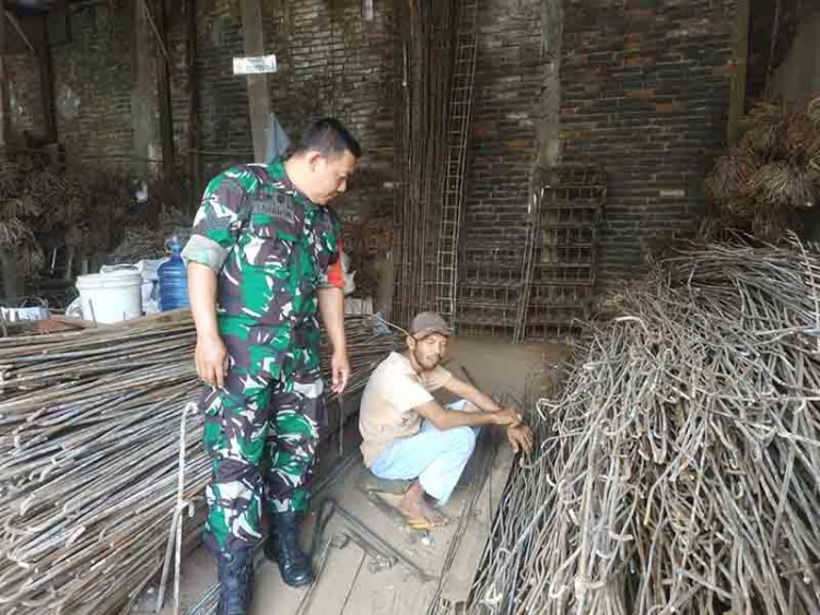 Komsos Babinsa Dengan Warga Pengusaha Jual Beli Barang Bekas