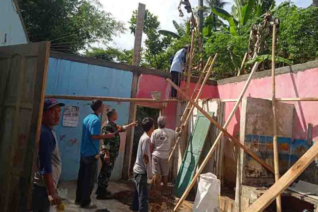 Babinsa Bantu Kerja Bakti Rehab Rumah  Bantuan dari Baznas