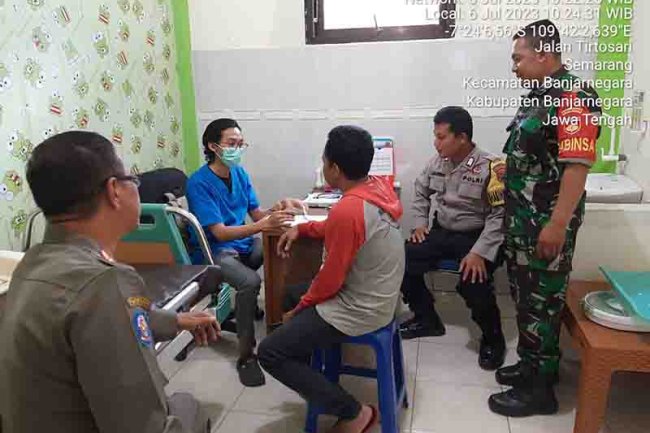 Babinsa Bersama Polsek ,Satpol PP, Petugas Dinsos Dan Pemerintah Kelurahan Evakuasi Orang Dengan gangguan Mental