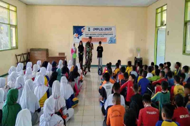 Seluruh Babinsa Koramil 01/Banjarnegara Berikan Pendidikan Karakter Siswa Baru Dalam MPLS
