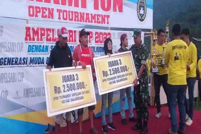 Final Turnamen Sepakbola Ampelsari Cup II Tahun 2023 Babinsa Laksanakan Pengamanan