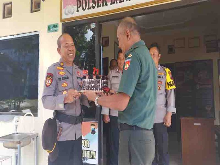 Danramil 01/Banjarnegara Dan Anggota Datangi Mapolsek Banjarnegara Beri Kejutan HUT Bhayangkara