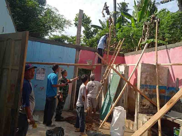 Babinsa Bantu Kerja Bakti Rehab Rumah  Bantuan dari Baznas