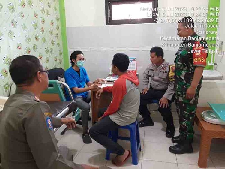 Babinsa Bersama Polsek ,Satpol PP, Petugas Dinsos Dan Pemerintah Kelurahan Evakuasi Orang Dengan gangguan Mental