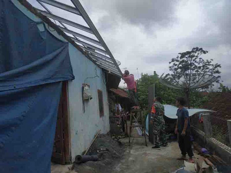 Babinsa Terus Kawal Dan Bantu Kerja Bakti Rehab Rumah  Bantuan dari Baznas