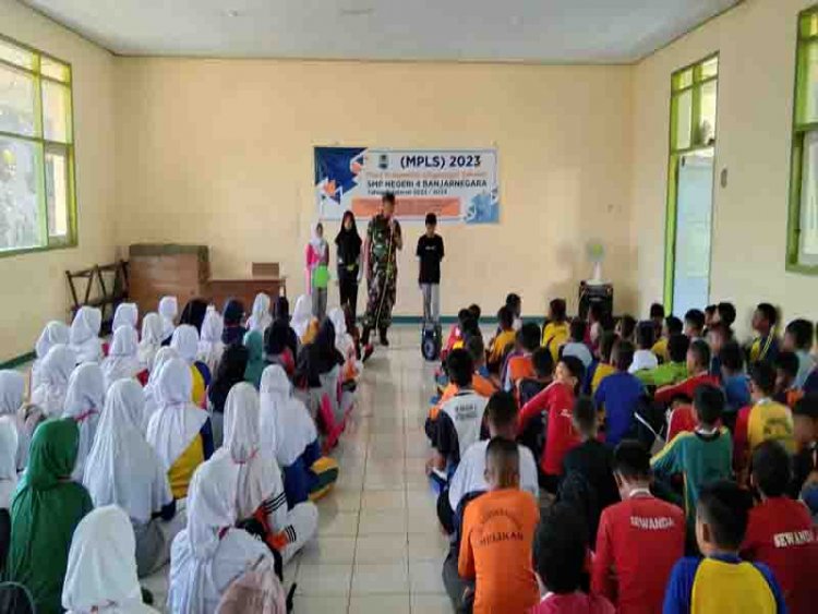 Seluruh Babinsa Koramil 01/Banjarnegara Berikan Pendidikan Karakter Siswa Baru Dalam MPLS