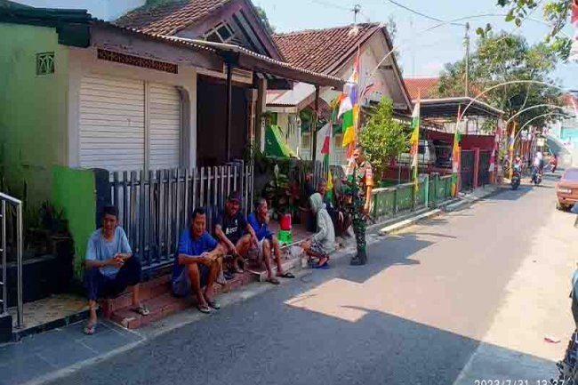 Sambut Hari Kemerdekaan ,Babinsa Semangati Warga Percantik Lingkungan Masing-masing