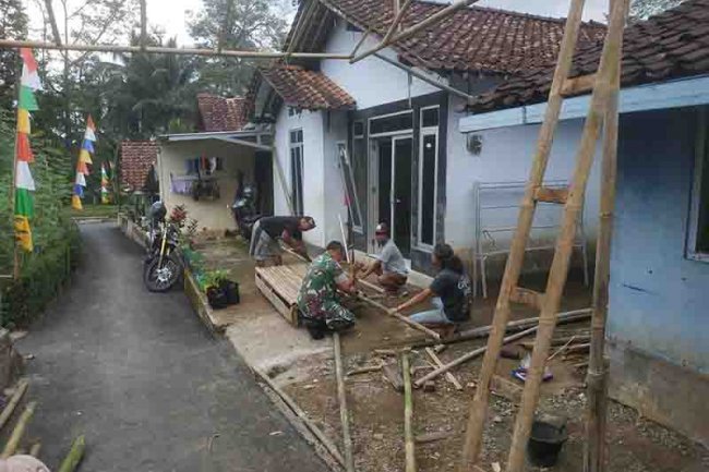 Babinsa Bantu Warga Dirikan Panggung Untuk Rangkaian Kegiatan Agustusan