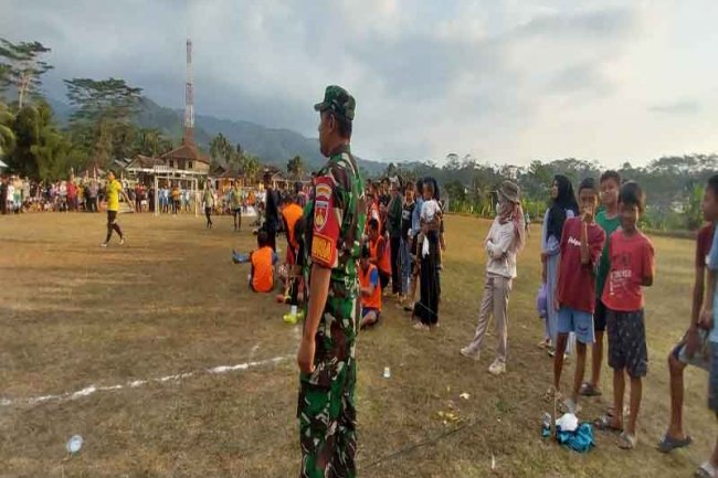 Babinsa Kawal Dan Dampingi Kegiatan Lomba Mini Soccer Antar RT