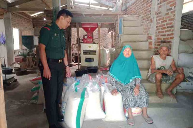 Komsos di Penggilingan Padi, Babinsa Ampelsari Koramil 01/ Kota Pantau Langsung Ketersediaan Beras dan Gabah