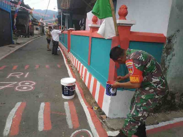Babinsa Semangati Warga Perindah Lingkungan RT Masing-masing Sambut Agustusan