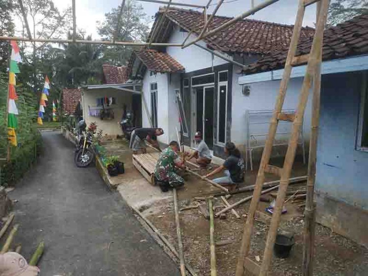 Babinsa Bantu Warga Dirikan Panggung Untuk Rangkaian Kegiatan Agustusan