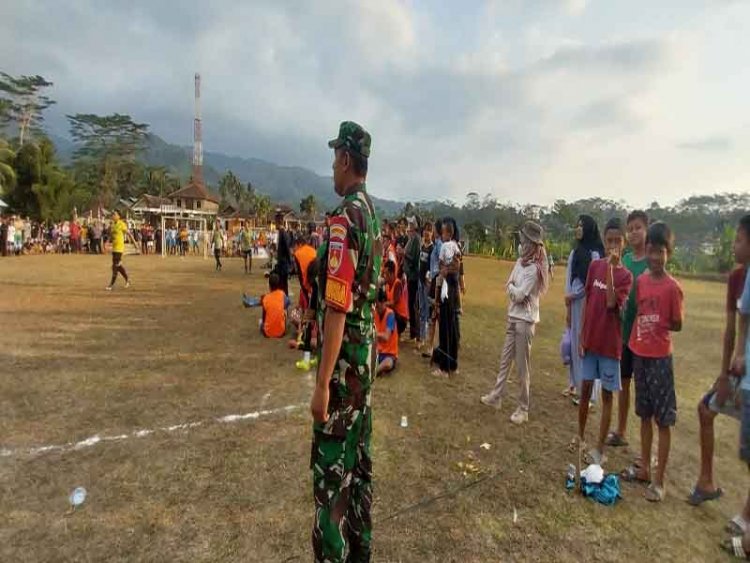 Babinsa Kawal Dan Dampingi Kegiatan Lomba Mini Soccer Antar RT