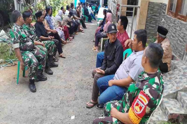 Anggota Babinsa Koramil 01 Melaksanakan Melayat Ke Rumah Duka