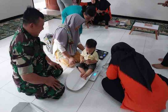 Peran Aktif Babinsa Dampingi Kegiatan Pos Yandu Balita Di Wilayah Binaan
